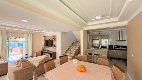 Casa Espaçosa à 400m da Praia de Mariscal