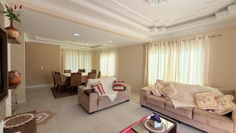 Casa Espaçosa à 400m da Praia de Mariscal