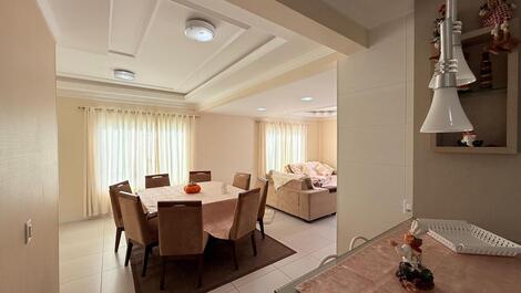 Casa Espaçosa à 400m da Praia de Mariscal