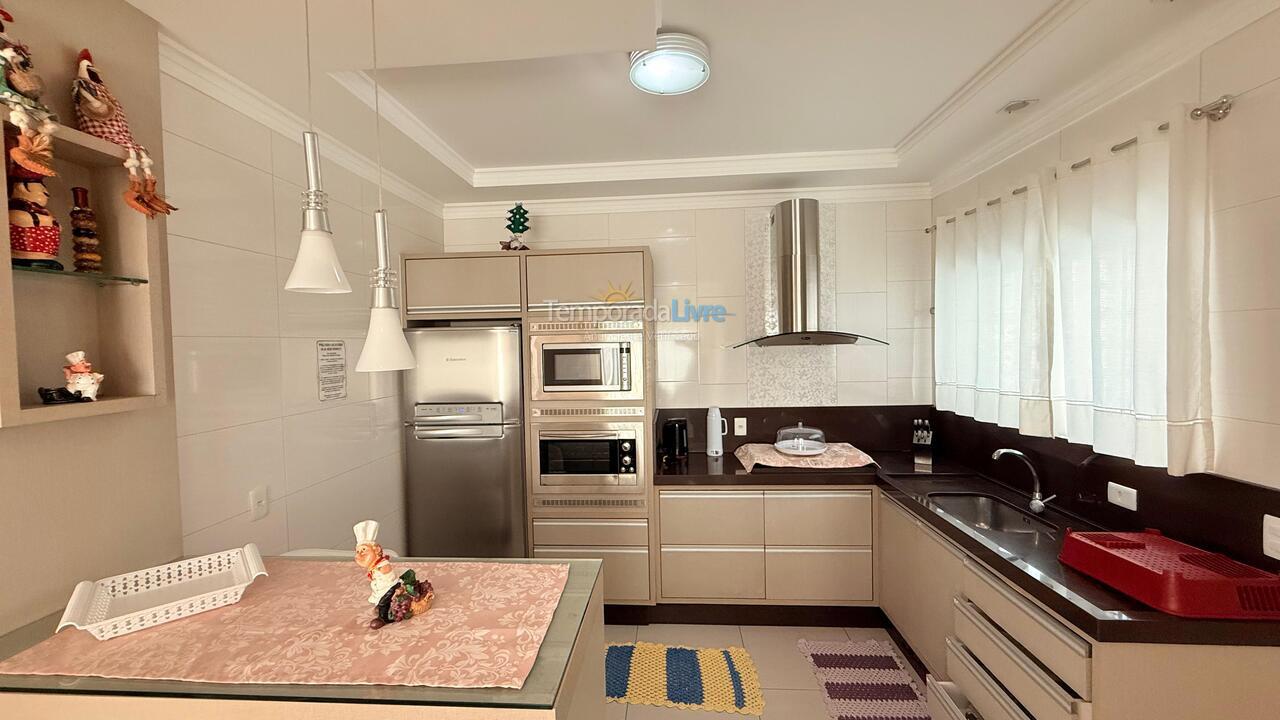 Casa para aluguel de temporada em Bombinhas (Canto Grande)