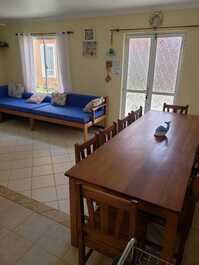 Sobrado Espaçoso à 220m da Praia do Mariscal