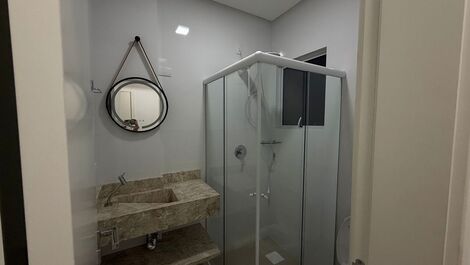 Apartamento de 1 Suíte e 1 Quarto à 180m da Praia de Mariscal