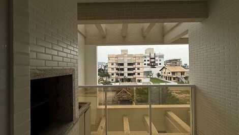 Apartamento de 1 Suíte e 1 Quarto à 180m da Praia de Mariscal