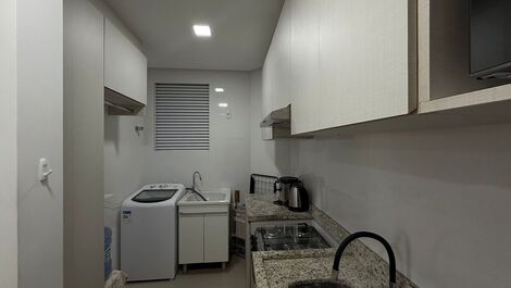 Apartamento de 1 Suíte e 1 Quarto à 180m da Praia de Mariscal