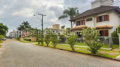 Incrivel casa em Jurere In com 5 suites