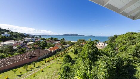 House with pool and sea view in Bombinhas