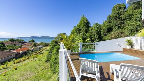 House with pool and sea view in Bombinhas