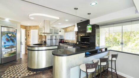 House with pool and sea view in Bombinhas