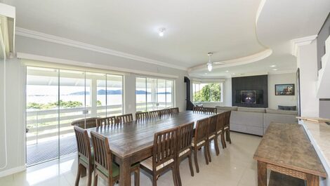House with pool and sea view in Bombinhas
