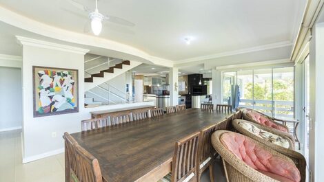 House with pool and sea view in Bombinhas
