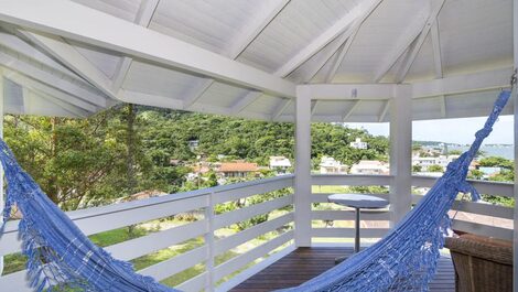 House with pool and sea view in Bombinhas