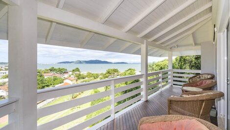 House with pool and sea view in Bombinhas