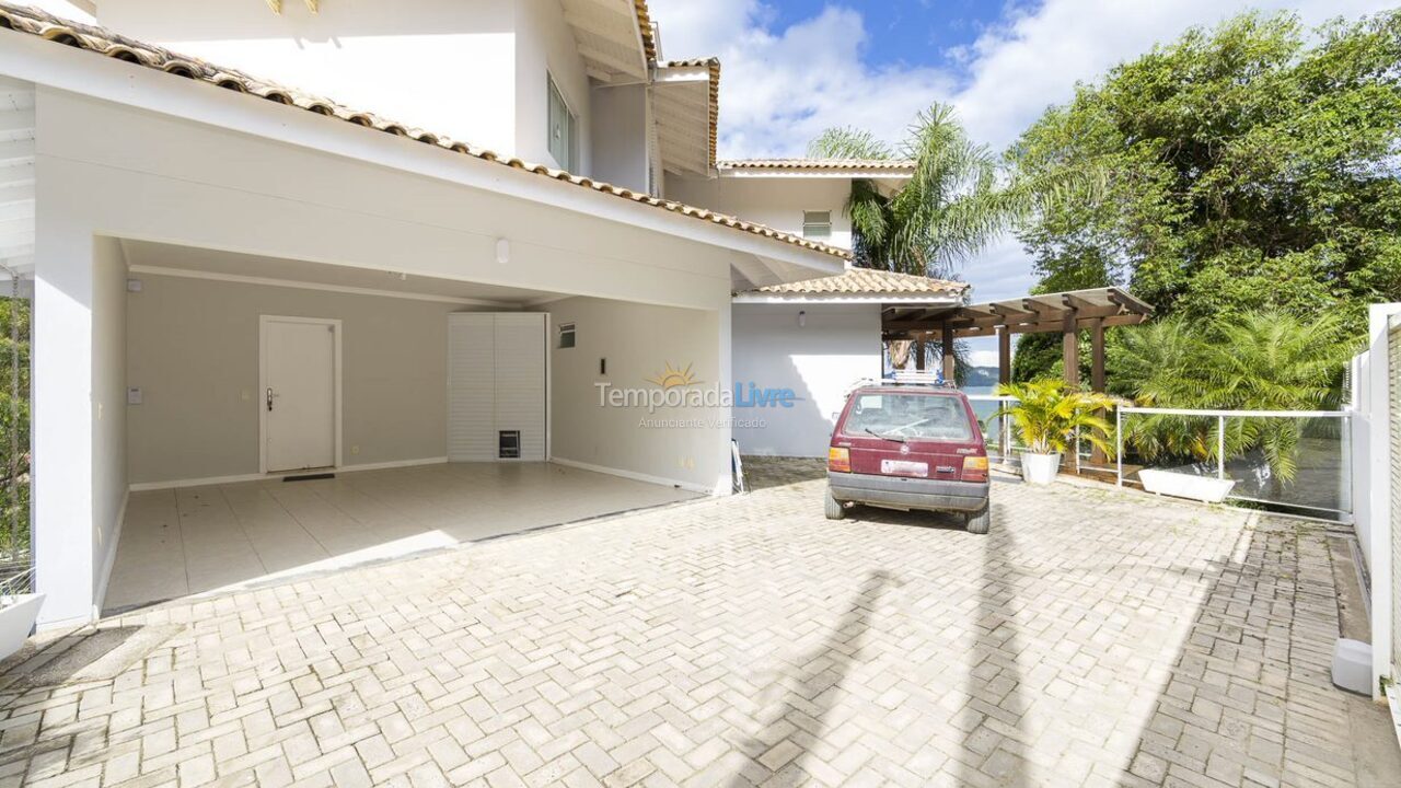 House for vacation rental in Bombinhas (Praia de Zimbros)