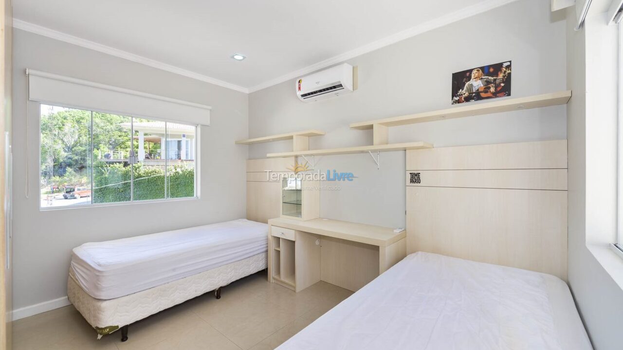 House for vacation rental in Bombinhas (Praia de Zimbros)