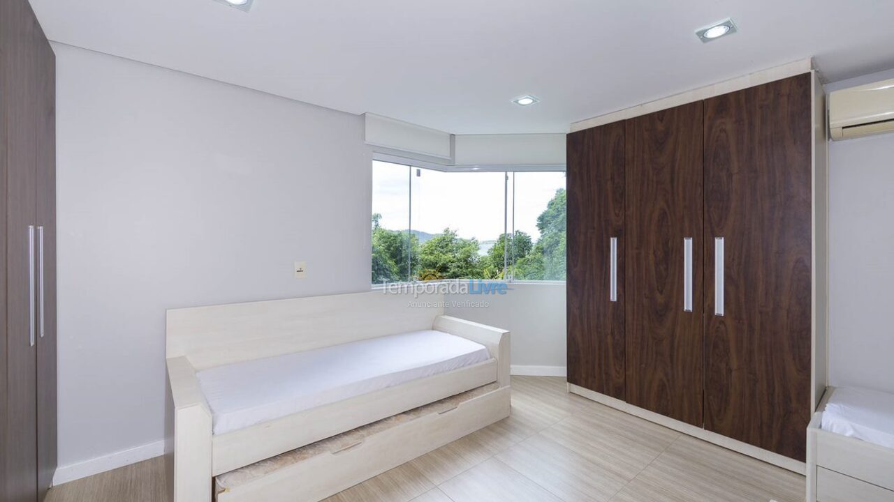 House for vacation rental in Bombinhas (Praia de Zimbros)