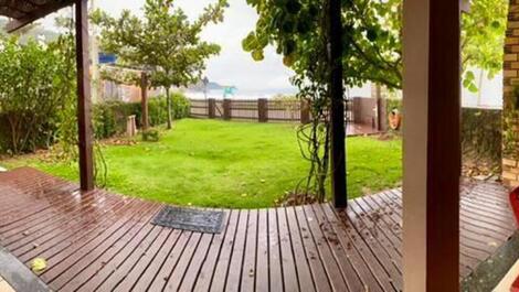 Beachfront house in Costão de Bombas for 15 people