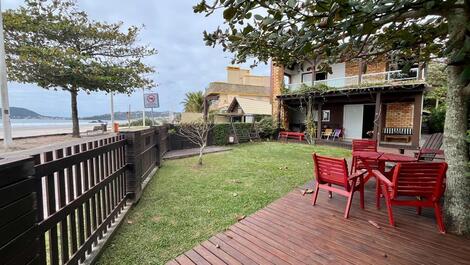 Beachfront house in Costão de Bombas for 15 people