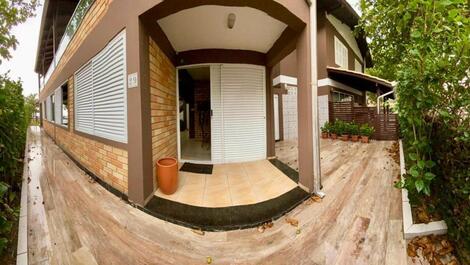 Beachfront house in Costão de Bombas for 15 people