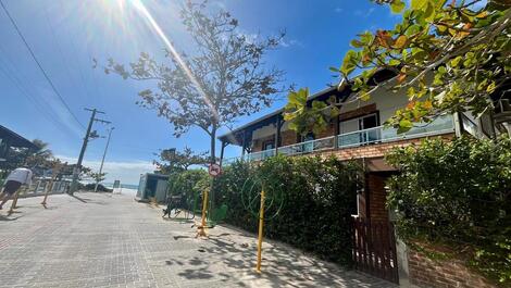 Beachfront house in Costão de Bombas for 15 people