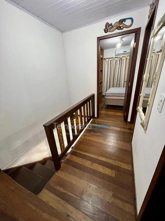 Casa para aluguel de temporada em Bombinhas (Praia de Bombas)