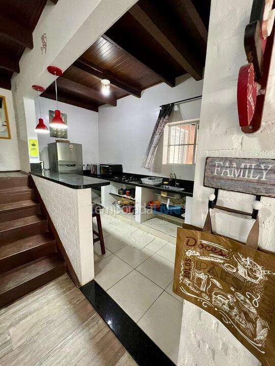 Casa para aluguel de temporada em Bombinhas (Praia de Bombas)