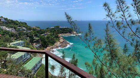 Casa debruçada sobre praia da Joatinga!
