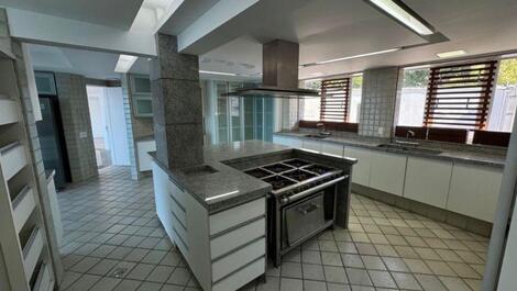 Casa debruçada sobre praia da Joatinga!