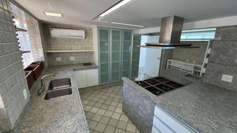 Casa debruçada sobre praia da Joatinga!