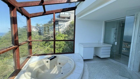 Casa debruçada sobre praia da Joatinga!
