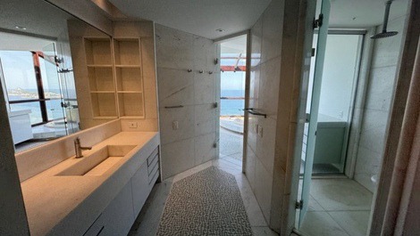 Casa debruçada sobre praia da Joatinga!