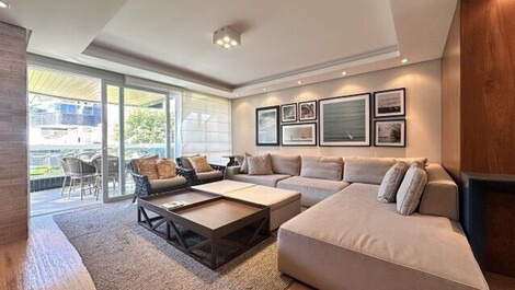 Excelente apartamento frente al mar en condominio en Playa Brava.