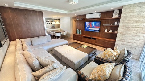 Excelente apartamento frente al mar en condominio en Playa Brava.