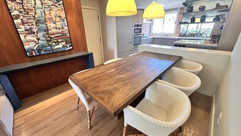 Excelente apartamento frente al mar en condominio en Playa Brava.