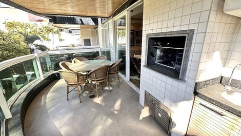 Excelente apartamento frente al mar en condominio en Playa Brava.