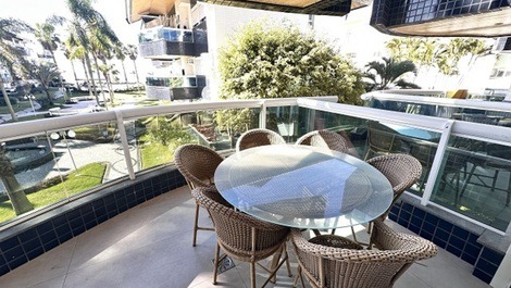 Excelente apartamento frente al mar en condominio en Playa Brava.