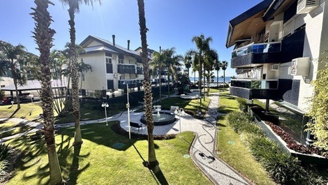 Excelente apartamento frente al mar en condominio en Playa Brava.