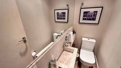 Excelente apartamento frente al mar en condominio en Playa Brava.