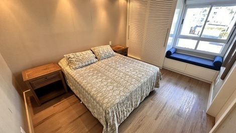 Excelente apartamento frente al mar en condominio en Playa Brava.