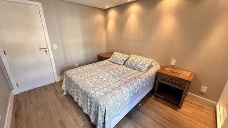 Excelente apartamento frente al mar en condominio en Playa Brava.