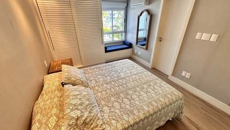 Excelente apartamento frente al mar en condominio en Playa Brava.