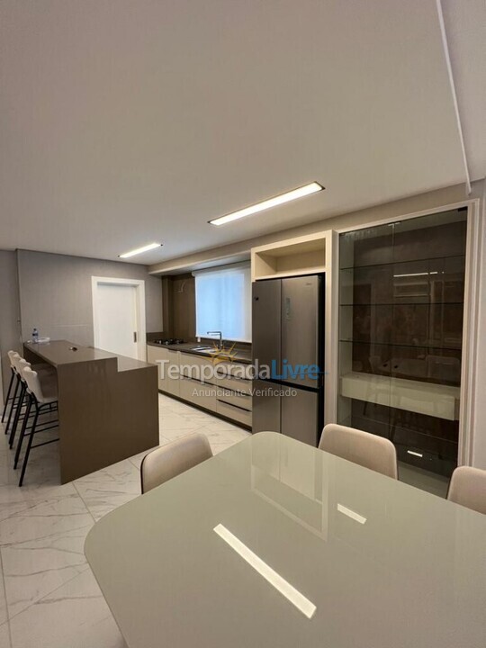 Apartamento para aluguel de temporada em Itapema (Meia Praia)