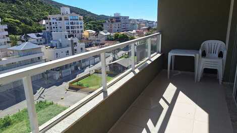 Sacada com vista parcial para o mar 