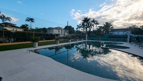 2 bedrooms with shared pool available for New Year's Eve