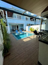 House with 4 suites and private heated pool