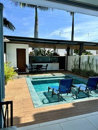 House with 4 suites and private heated pool