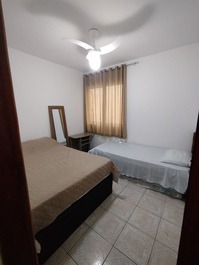 Quanto com uma cama de casal, uma cama de solteiro e colchão auxiliar 