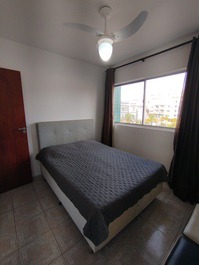Quarto com uma cama de casal.
