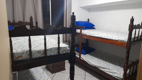 Quarto "b": 2 beliches, arara closet artesanal, ventilador de teto, criado mudo e rede proteção janela