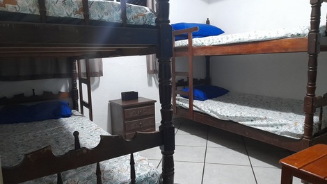 Quarto "b": 2 beliches, arara closet artesanal, ventilador de teto, criado mudo e rede proteção janela