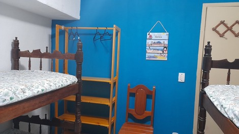Quarto "b": 2 beliches, arara closet artesanal, ventilador de teto, criado mudo e rede proteção janela